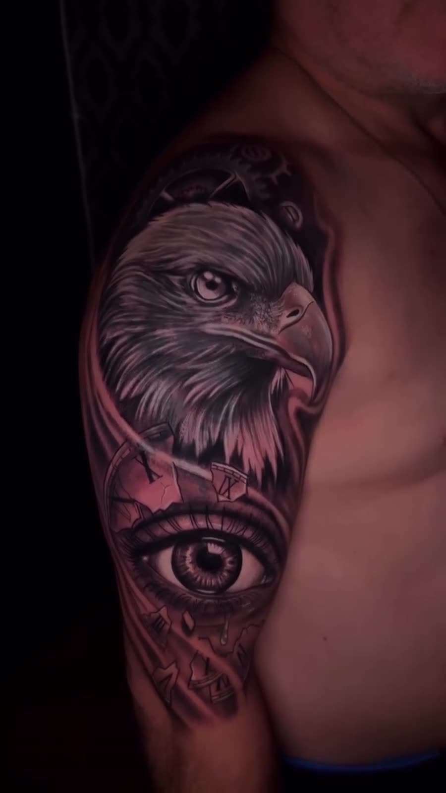 Tatuagem — Águia com olho por Fabão Tatuador