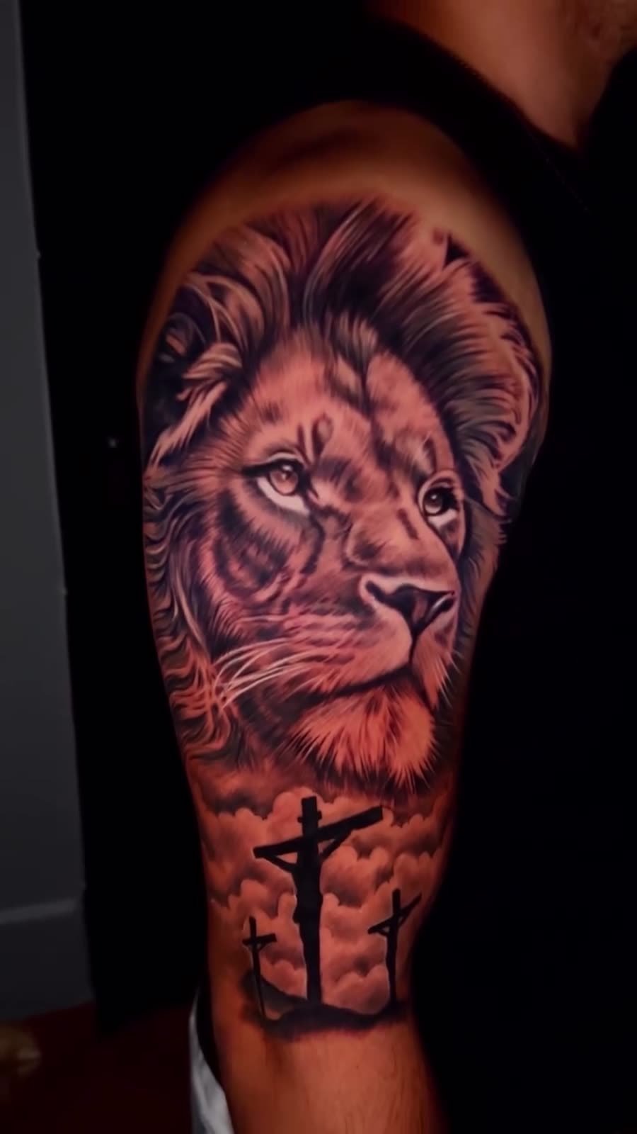 Tatuagem — Leão com cruz por Fabão Tatuador